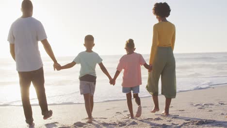 Afroamerikanische-Familie-Geht-Am-Sonnigen-Strand-Spazieren-Und-Hält-Händchen