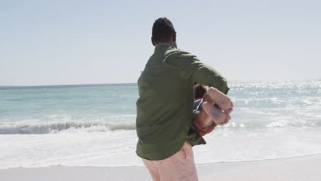 Lächelnder-Afroamerikanischer-Vater-Mit-Tochter,-Die-Am-Sonnigen-Strand-Spielt