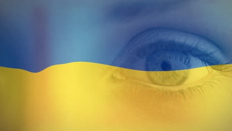 Animation-Der-Flagge-Der-Ukraine,-Die-über-Dem-Offenen-Auge-Einer-Kaukasischen-Frau-Weht