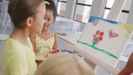 Video-Von-Glücklichen,-Vielfältigen-Mädchen,-Die-Während-Des-Kunstunterrichts-In-Der-Schule-Malen