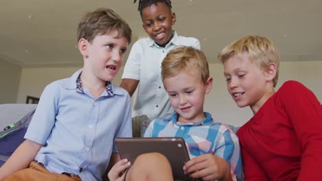 Video-Von-Glücklichen,-Vielfältigen-Jungen,-Die-In-Der-Schule-Ein-Tablet-Benutzen
