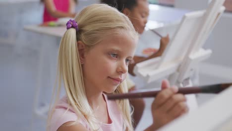 Video-Einer-Konzentrierten-Kaukasischen-Mädchenmalerei-Während-Des-Kunstunterrichts-In-Der-Schule