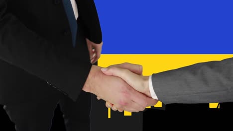Animation-Von-Kaukasischen-Geschäftsleuten,-Die-Die-Hände-über-Der-Stadt-Und-Der-Flagge-Der-Ukraine-Schütteln