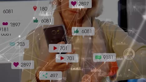 Animation-Von-Verbindungen-Und-Social-Media-Reaktionen-über-Eine-ältere-Kaukasische-Frau,-Die-Ihr-Smartphone-Nutzt