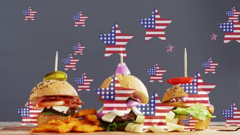 Animation-Von-Sternen-Mit-Der-Flagge-Der-USA-über-Burgern,-Die-Auf-Einem-Holzbrett-Liegen