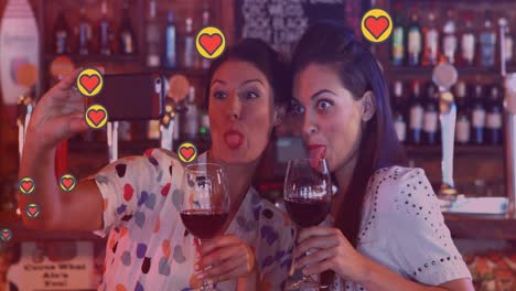 Animation-Von-Social-Media-Reaktionen-über-Glückliche-Kaukasische-Frauen,-Die-Wein-Trinken-Und-Selfies-Machen