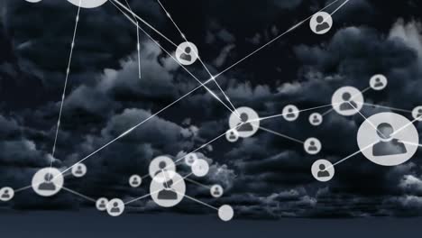 Animation-Des-Netzwerks-Von-Verbindungen-Mit-Menschensymbolen-über-Dem-Himmel-Mit-Wolken