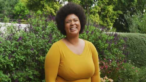 Video-Einer-Glücklichen-Afroamerikanischen-Frau-In-Übergröße,-Die-Im-Garten-Steht