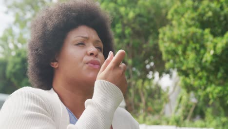 Video-Einer-Afroamerikanerin-In-Übergröße,-Die-Im-Freien-Einen-Inhalator-Benutzt