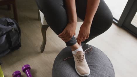 Video-Der-Beine-Einer-übergroßen-Afroamerikanerin-In-Sportkleidung,-Die-Schuhe-Bindet