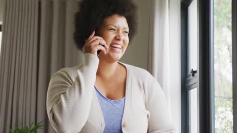 Video-De-Una-Mujer-Afroamericana-Feliz-De-Talla-Grande-Usando-Un-Teléfono-Inteligente