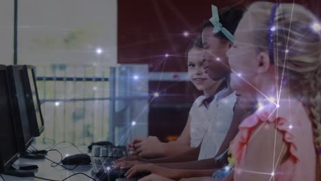 Animation-Eines-Netzwerks-Von-Verbindungen-über-Verschiedene-Schulkinder,-Die-Computer-Nutzen