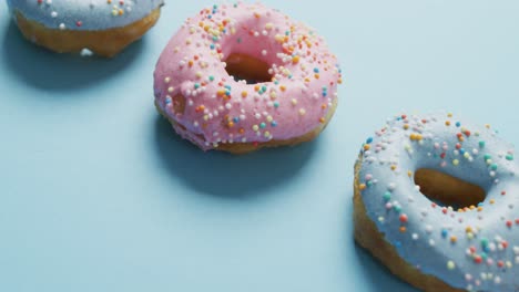 Video-Von-Donuts-Mit-Zuckerguss-Auf-Blauem-Hintergrund