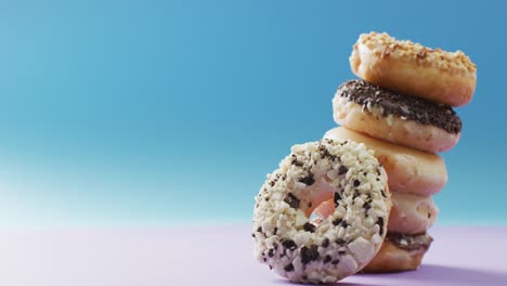 Video-Von-Donuts-Mit-Zuckerguss-Auf-Blauem-Und-Rosa-Hintergrund