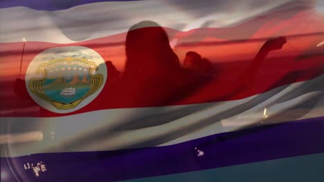 Animation-Des-Schwenkens-Der-Costa-Rica-Flagge-über-Einer-Gruppe-Von-Freunden-Am-Strand