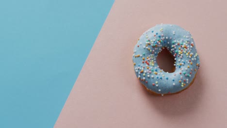 Video-De-Donut-Con-Glaseado-Sobre-Fondo-Azul-Y-Rosa