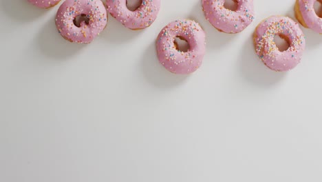 Video-Von-Donuts-Mit-Zuckerguss-Auf-Weißem-Hintergrund
