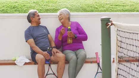 Vídeo-De-Una-Feliz-Pareja-Birracial-De-Ancianos-Abrazándose-Y-Hablando-Después-Del-Partido-En-Las-Gradas