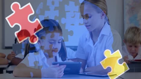 Animation-Von-Puzzleteilen-über-Verschiedene-Schulkinder,-Die-Ein-Tablet-Verwenden