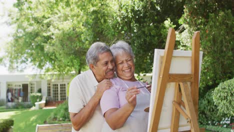 Video-Eines-Glücklichen-Gemischtrassigen-älteren-Paares,-Das-Im-Garten-Malt