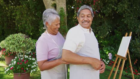 Video-Eines-Glücklichen-Gemischtrassigen-älteren-Paares,-Das-Im-Garten-Malt