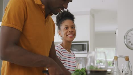 Video-Eines-Glücklichen-Afroamerikanischen-Paares,-Das-Gemeinsam-In-Der-Küche-Kocht