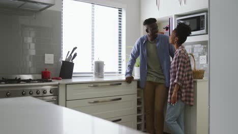 Video-Eines-Glücklichen-Afroamerikanischen-Paares,-Das-Sich-In-Der-Küche-Unterhält