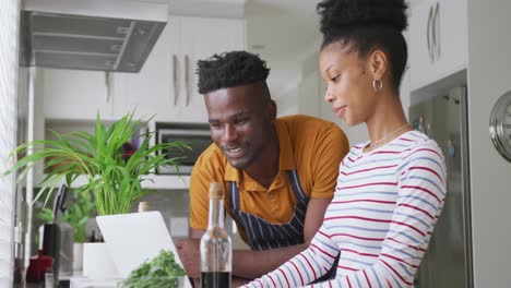 Vídeo-De-Una-Feliz-Pareja-Afroamericana-Cocinando-Juntos-En-La-Cocina-Con-Una-Tableta