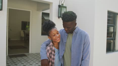 Video-Eines-Glücklichen-Afroamerikanischen-Paares,-Das-Sich-Vor-Dem-Neuen-Haus-Umarmt