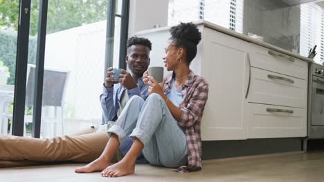 Video-Eines-Glücklichen-Afroamerikanischen-Paares,-Das-Zu-Hause-Kaffee-Trinkt-Und-Redet