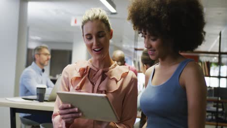 Diverse-Weibliche-Geschäftskollegen-Reden-Und-Nutzen-Tablet