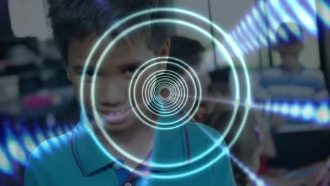 Animation-Von-Kreisen-Und-Lichtern-über-Einem-Glücklichen-Gemischtrassigen-Jungen-In-Der-Schule