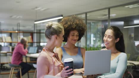 Diverse-Weibliche-Geschäftskollegen-Reden-Und-Benutzen-Laptop