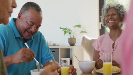Glückliche-ältere,-Vielfältige-Menschen,-Die-Im-Altersheim-Frühstücken