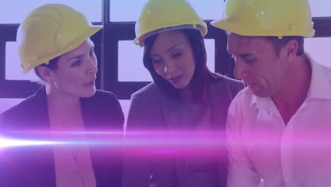 Animation-Von-Lichtspuren-über-Verschiedene-Männliche-Und-Weibliche-Ingenieure-Im-Büro