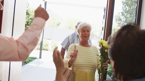 Glückliches-älteres-Gemischtrassiges-Paar,-Das-Die-Tür-Im-Altersheim-öffnet