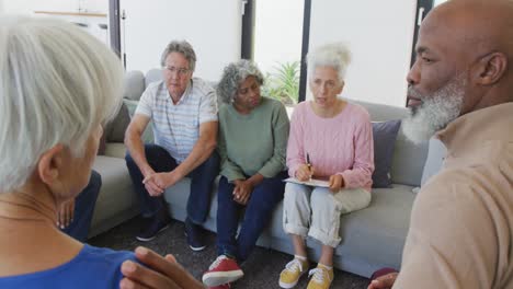 Ältere,-Vielfältige-Menschen-Treffen-Sich-Im-Altersheim-Und-Unterhalten-Sich