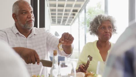 Glückliche-ältere,-Vielfältige-Menschen,-Die-Im-Altersheim-Zu-Abend-Essen