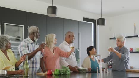 Glückliche-ältere,-Vielfältige-Menschen,-Die-In-Der-Küche-Im-Altersheim-Kochen