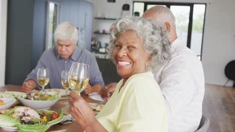 Porträt-Glücklicher-älterer,-Vielfältiger-Menschen-Beim-Abendessen-Im-Altersheim