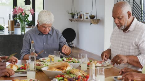 Glückliche-ältere,-Vielfältige-Menschen,-Die-Im-Altersheim-Zu-Abend-Essen