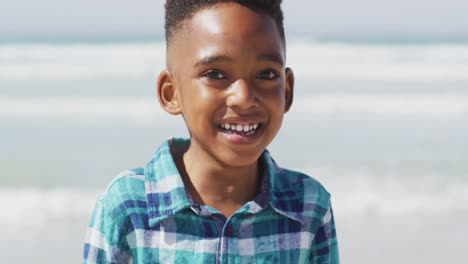 Porträt-Eines-Glücklichen-Afroamerikanischen-Jungen-Am-Sonnigen-Strand