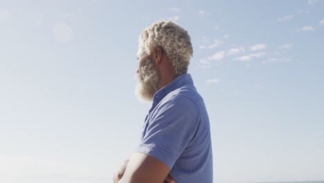 Hombre-Afroamericano-Senior-Mirando-Hacia-Otro-Lado-En-La-Playa-Soleada