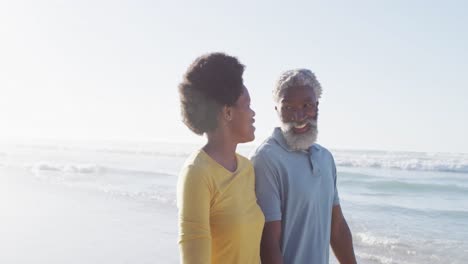 Glückliches-Afroamerikanisches-Paar,-Das-Am-Sonnigen-Strand-Spaziert-Und-Redet