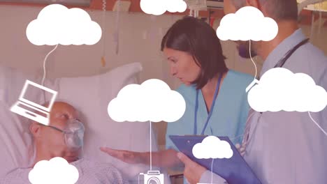 Animación-De-Nubes-Con-Dispositivos-Tecnológicos-Sobre-Médicos-Y-Pacientes-Caucásicos-De-Ambos-Sexos