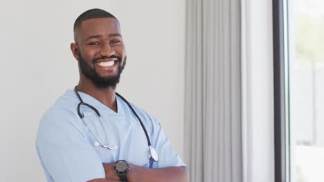 Video-Eines-Glücklichen-Afroamerikanischen-Arztes,-Der-In-Die-Kamera-Blickt