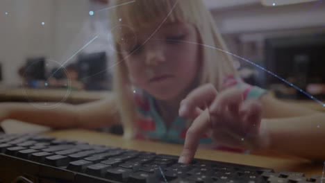 Animation-Eines-Netzwerks-Von-Verbindungen-über-Ein-Kaukasisches-Schulmädchen,-Das-Im-Klassenzimmer-Einen-Computer-Benutzt