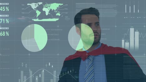 Statistische-Datenverarbeitung-über-Kaukasischen-Geschäftsmann-Im-Superheldenkostüm-Vor-Grauem-Hintergrund
