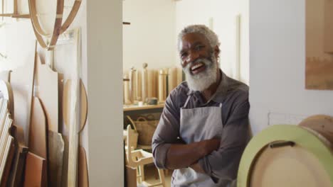 Porträt-Eines-Afroamerikanischen-Zimmermanns-Mit-Verschränkten-Armen-Lächelnd-In-Einer-Tischlerei