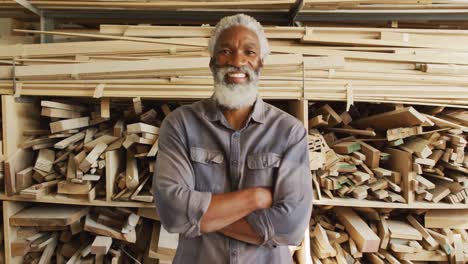 Porträt-Eines-Afroamerikanischen-Zimmermanns-Mit-Verschränkten-Armen-Lächelnd-In-Einer-Tischlerei